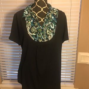 Short sleeved tee with printed collar